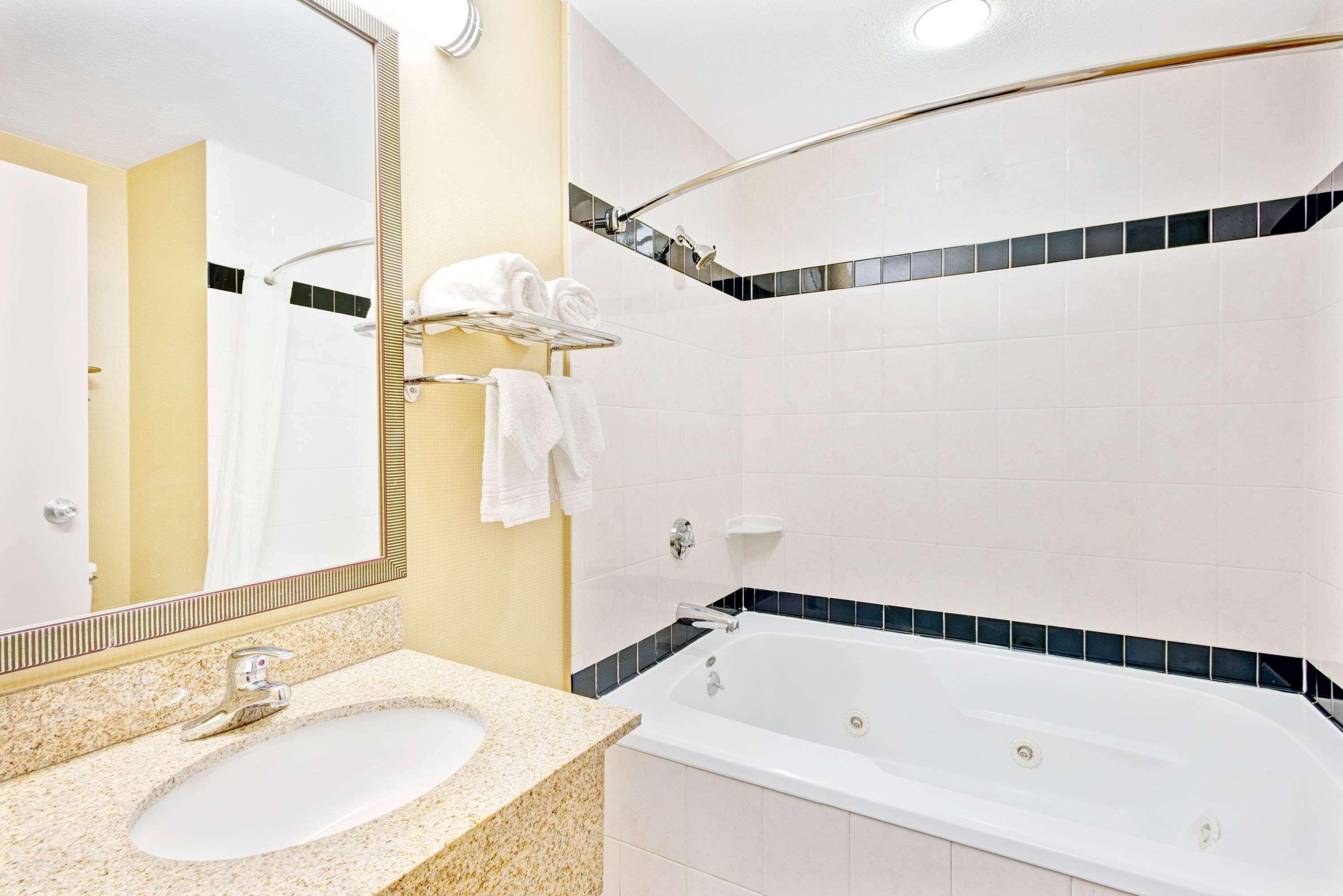 Super 8 By Wyndham Brockton Otel Dış mekan fotoğraf